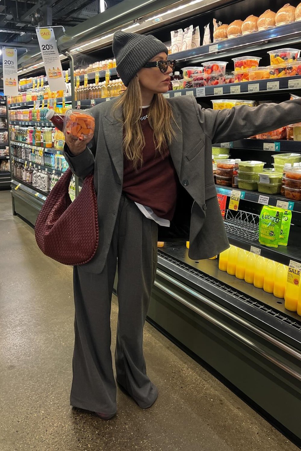 wide-leg-pants-outfits-6 Gray Oversized Blazer, Dark Top, Gray Wide-Leg Pants