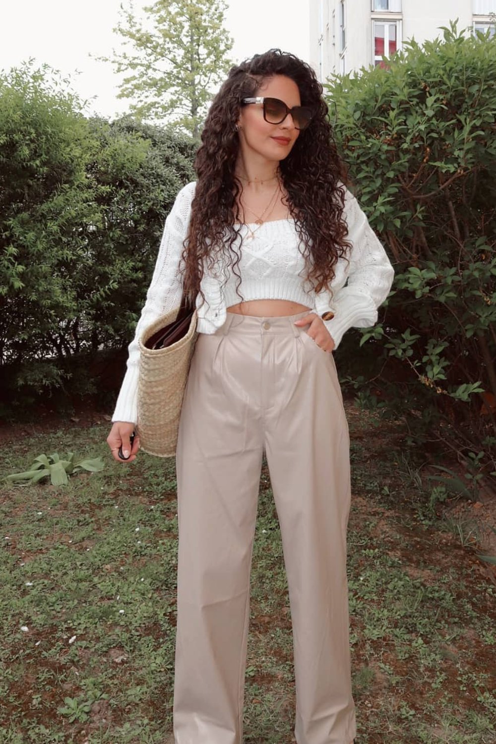 wide-leg-pants-outfits-9 White Cropped Sweater & Beige Wide-Leg Pants