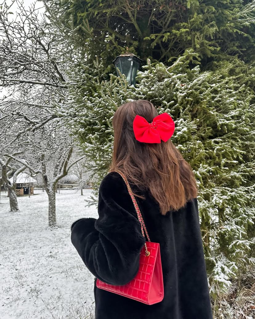 winter-hairstyles-10 Beautiful half-up hairstyle with large red bow.