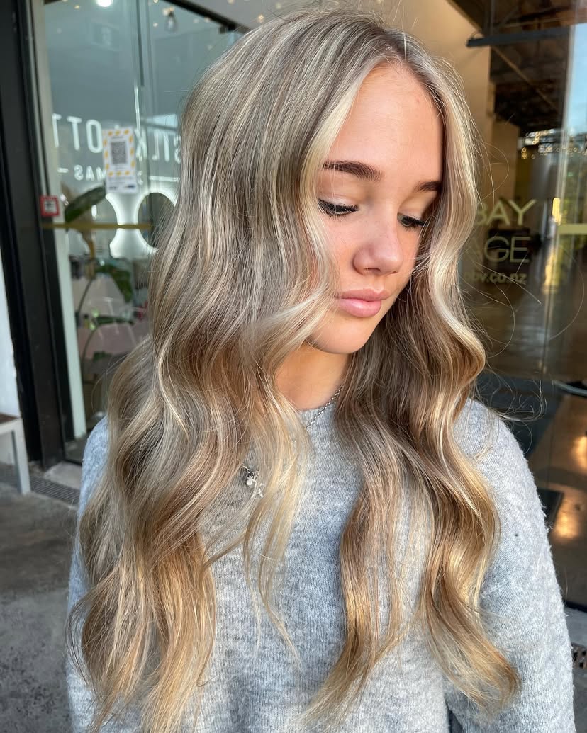 winter-hairstyles-11 Gorgeous woman with blonde hair and soft curls.