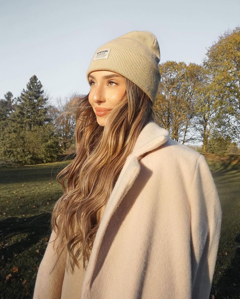 winter-hairstyles-8 Beautiful woman with wavy hair and beanie.